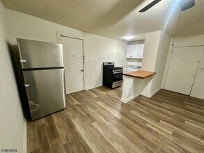 390 Orange Rd in Montclair, NJ - Building Photo - Building Photo