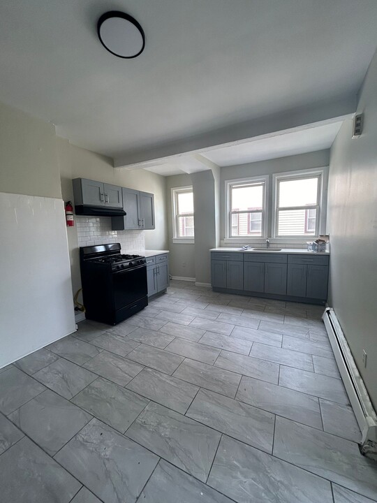 34 Clinton Pl, Unit Apt 2 in Newark, NJ - Building Photo