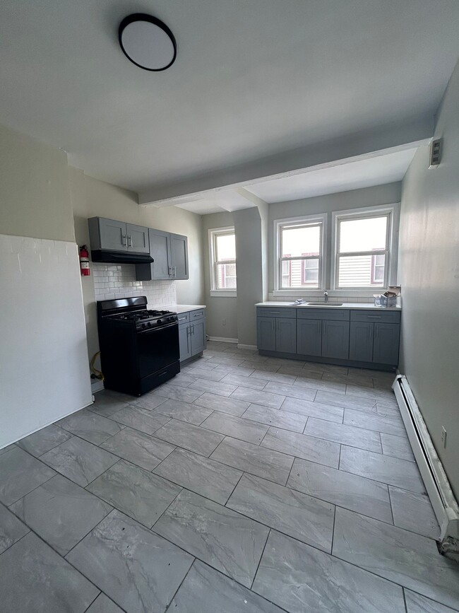 34 Clinton Pl, Unit Apt 2