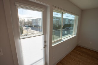 303 Edmonds St, Unit 301 in Edmonds, WA - Building Photo - Building Photo