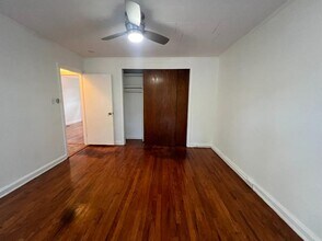 39-12 49th St in Queens, NY - Foto de edificio - Building Photo