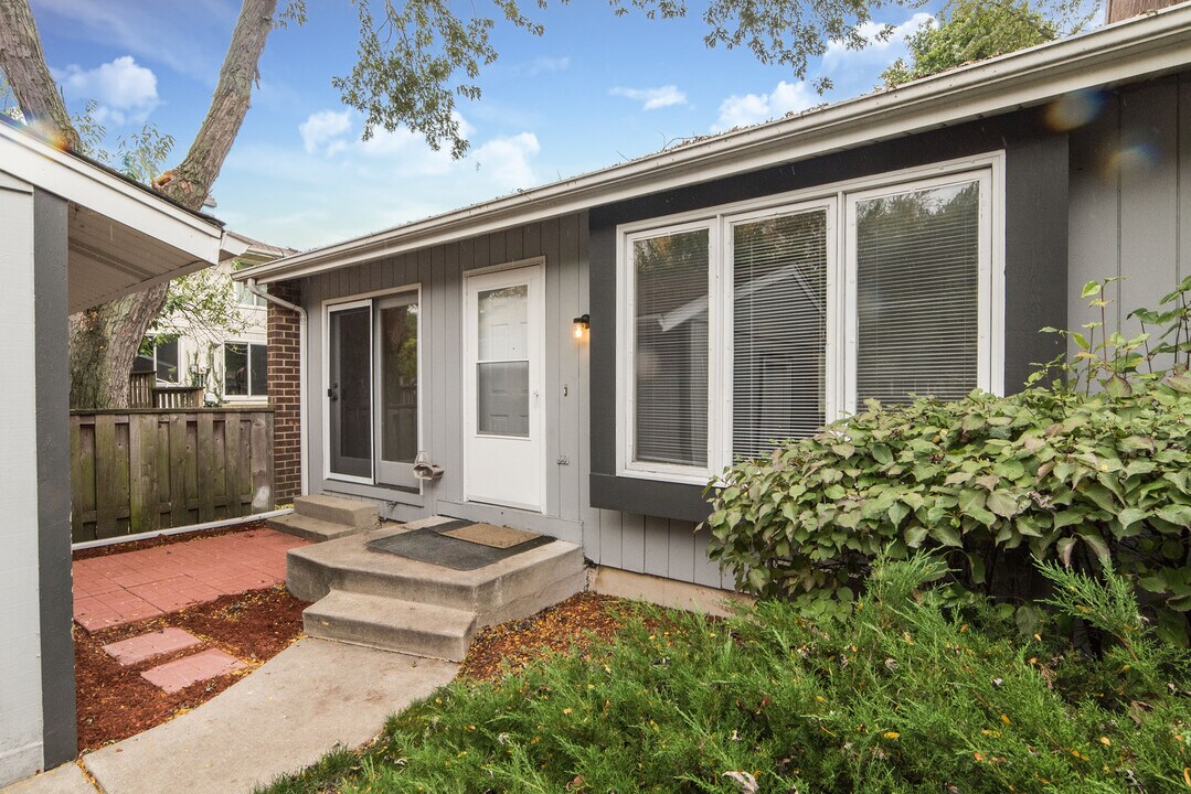 238 Driftwood Ln in Bloomingdale, IL - Building Photo