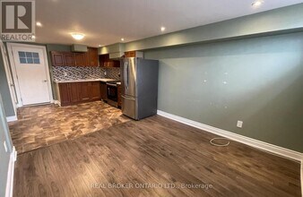 926 Flagship Dr in Mississauga, ON - Building Photo - Building Photo