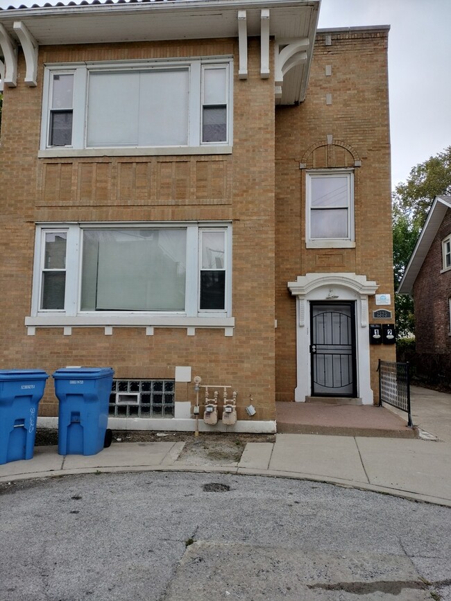 2525 E 72nd Pl in Chicago, IL - Foto de edificio - Building Photo