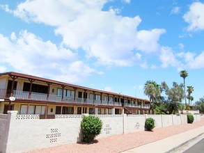 Twelve Palms Apartments in Phoenix, AZ - Foto de edificio - Building Photo