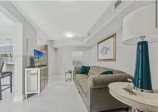 725 SE 14th Ct in Fort Lauderdale, FL - Foto de edificio - Building Photo