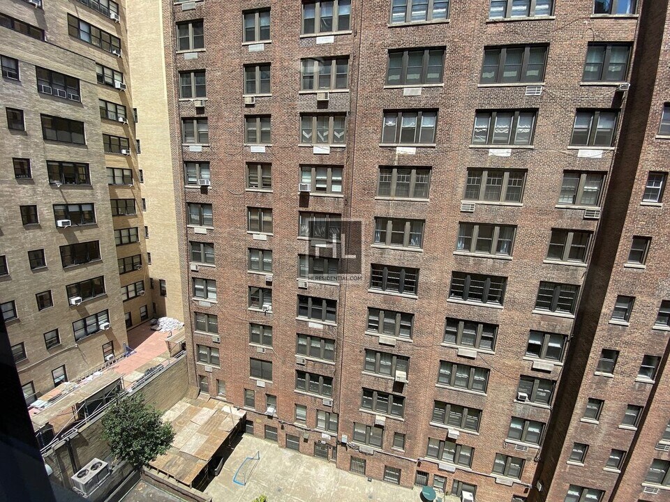 EAST 56 STREET in New York, NY - Building Photo