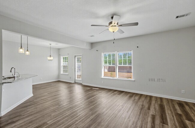 121 Battalion Ln in Hinesville, GA - Building Photo - Building Photo