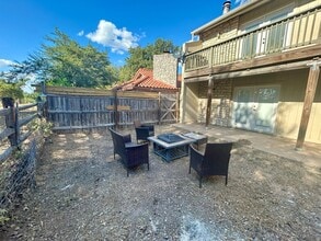 300 Lucy Ln in Horseshoe Bay, TX - Foto de edificio - Building Photo