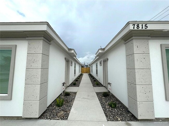 7710 N 58th Ln, Unit 4 in Mission, TX - Foto de edificio - Building Photo