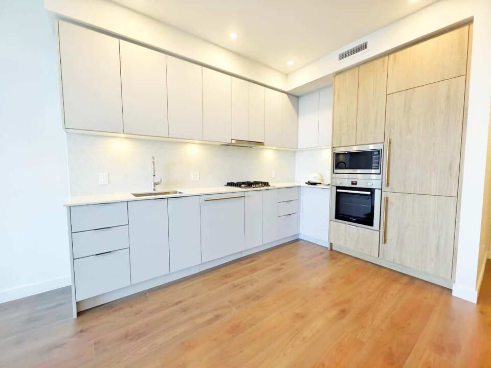 537 Cottonwood Ave in Coquitlam, BC - Building Photo