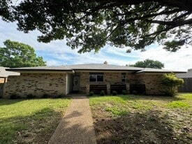 1922 Kensington Dr in Carrollton, TX - Building Photo