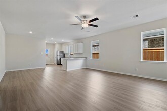 1023 Whispering Winds Dr in Beasley, TX - Foto de edificio - Building Photo