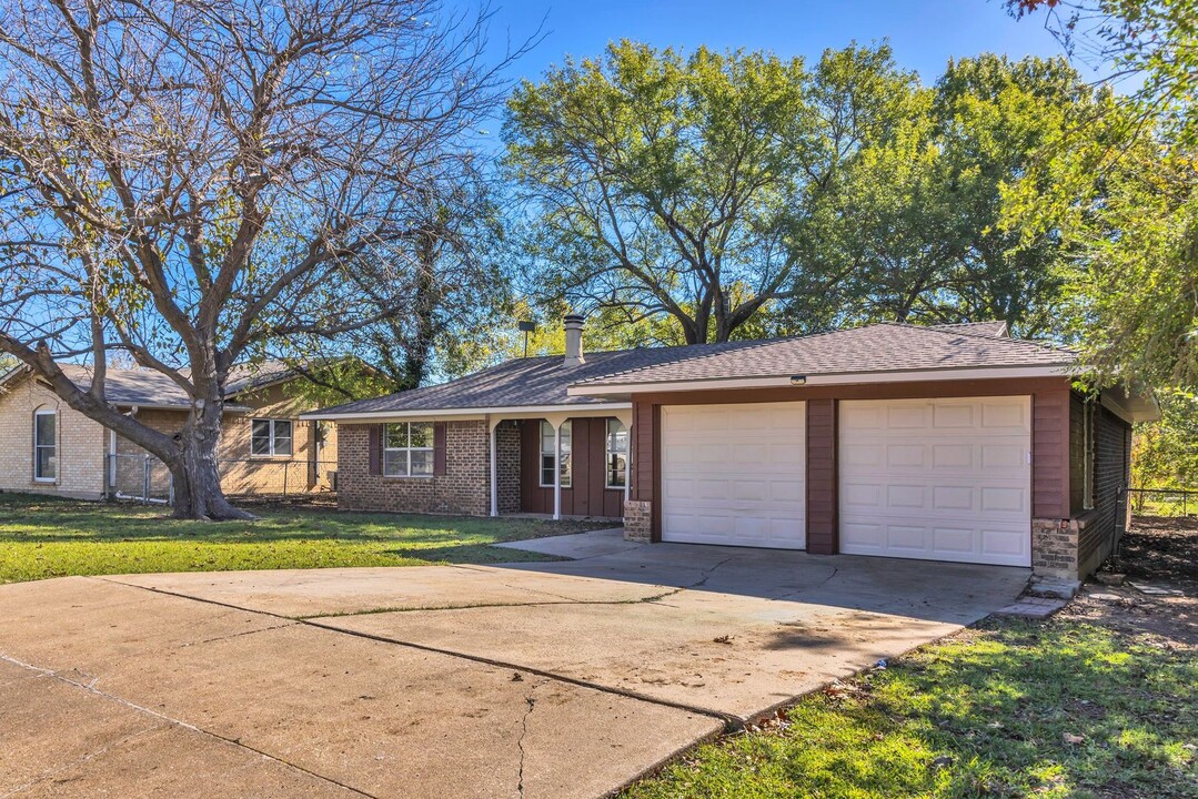 1013 S Idlewild Dr in Sherman, TX - Building Photo