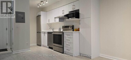 111 Elizabeth St in Toronto, ON - Building Photo - Building Photo