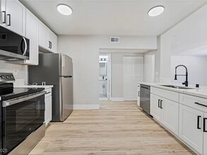 2221 Ellis St in North Las Vegas, NV - Foto de edificio - Building Photo