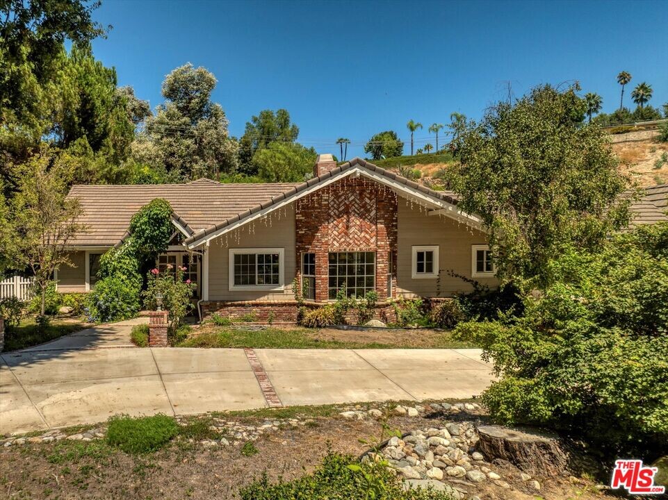 5258 Twin Oaks Rd in Hidden Hills, CA - Building Photo