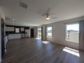 2106 Kansas Rd in Sumterville, FL - Foto de edificio - Building Photo