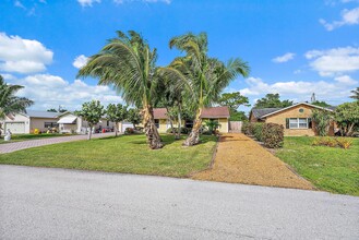 6423 SE Lockerby Pl in Hobe Sound, FL - Building Photo - Building Photo