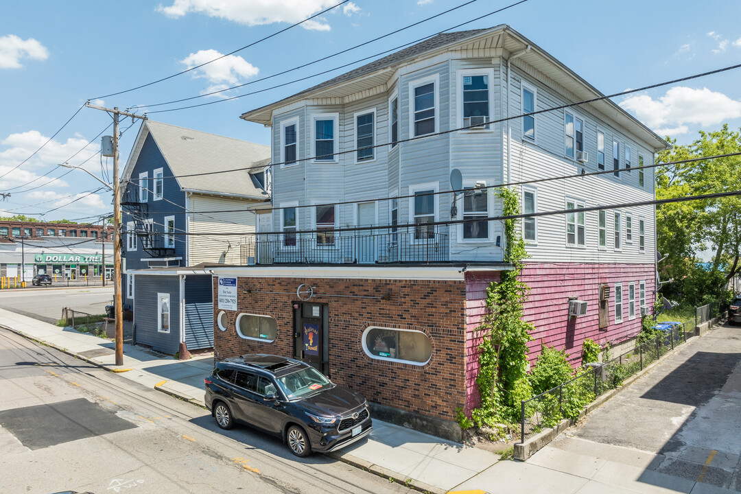 200 Cross St in Central Falls, RI - Foto de edificio