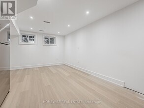 21 Raeburn Ave in Toronto, ON - Building Photo - Building Photo