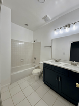 2456 E 74th Pl, Unit 1 Apartamentos