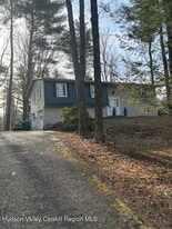 7 Holly Hills Dr in Woodstock, NY - Building Photo