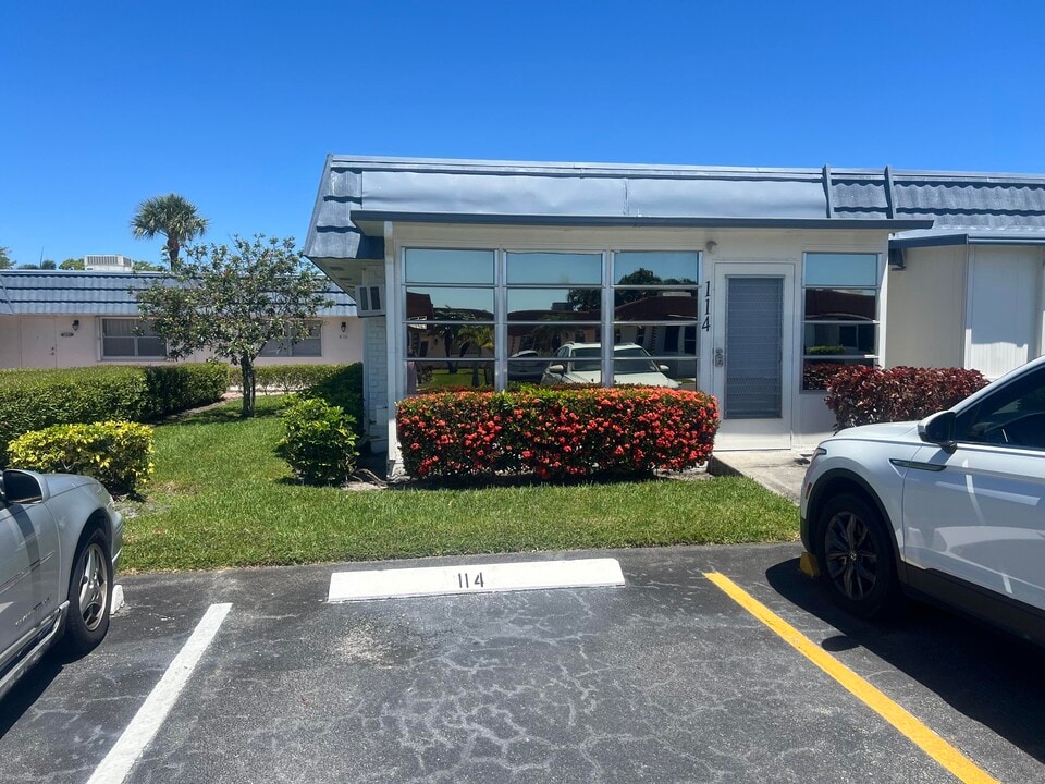 114 Waterford D in Delray Beach, FL - Building Photo