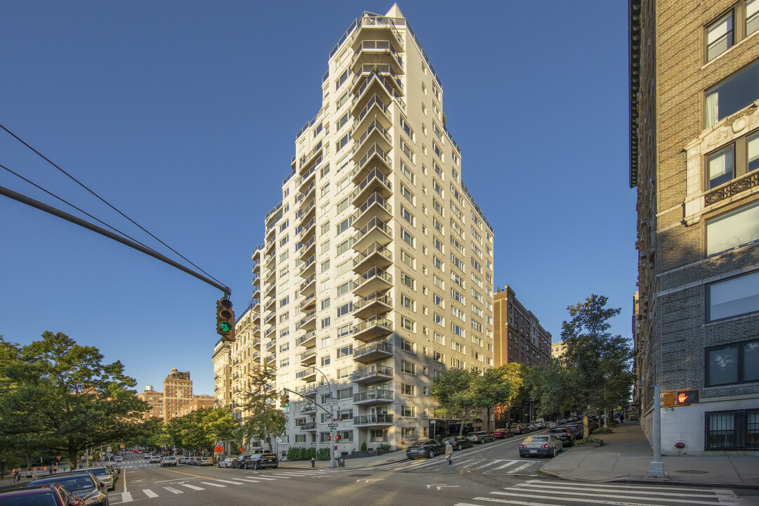 60 Riverside Dr in New York, NY - Building Photo