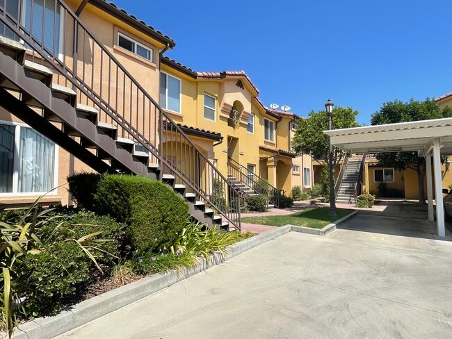 10201 Remmet Ave in Chatsworth, CA - Foto de edificio - Building Photo