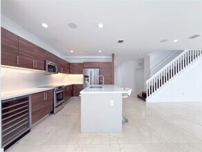 10423 NW 70th Ln in Doral, FL - Building Photo - Building Photo