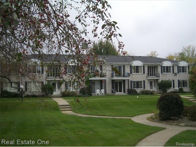 100 W Hickory Grove Rd in Bloomfield Township, MI - Building Photo