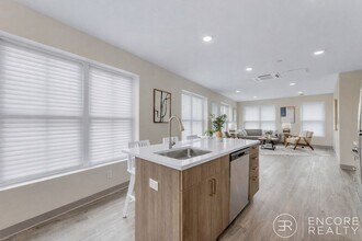 375 Cummins Hwy, Unit 501 in Boston, MA - Foto de edificio - Building Photo