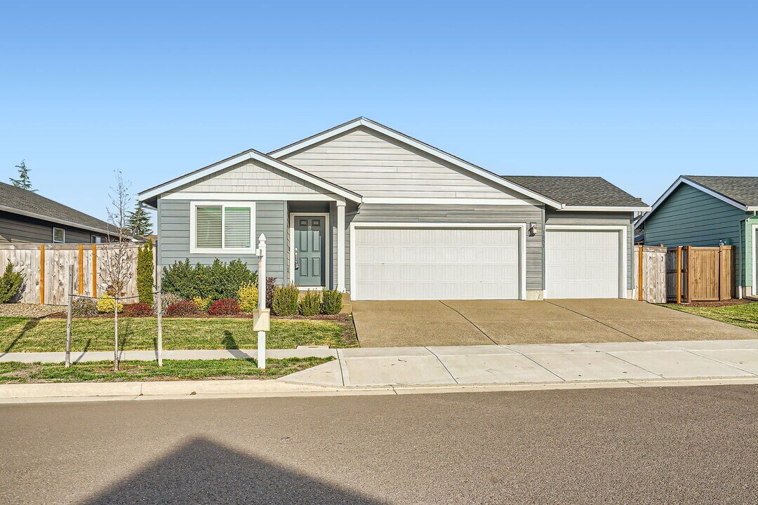 1851 Smith Dr in Woodburn, OR - Building Photo
