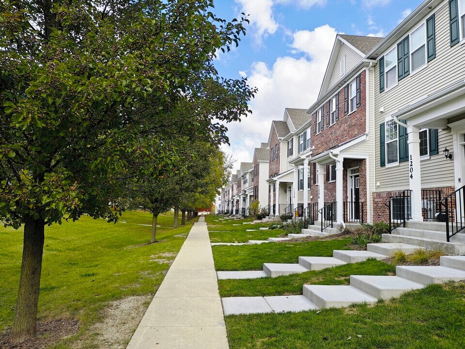 1204 Neubauer Circle in Lindenhurst, IL - Building Photo