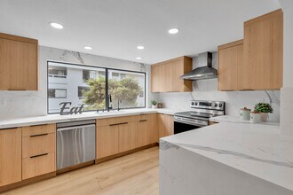 2 Encore Ct, Unit 248 in Newport Beach, CA - Building Photo - Building Photo