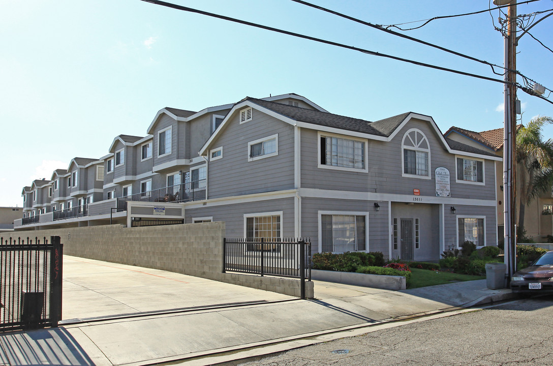 OAK TREE in Hawthorne, CA - Foto de edificio