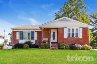 8104 Streamwood Dr in Pikesville, MD - Building Photo