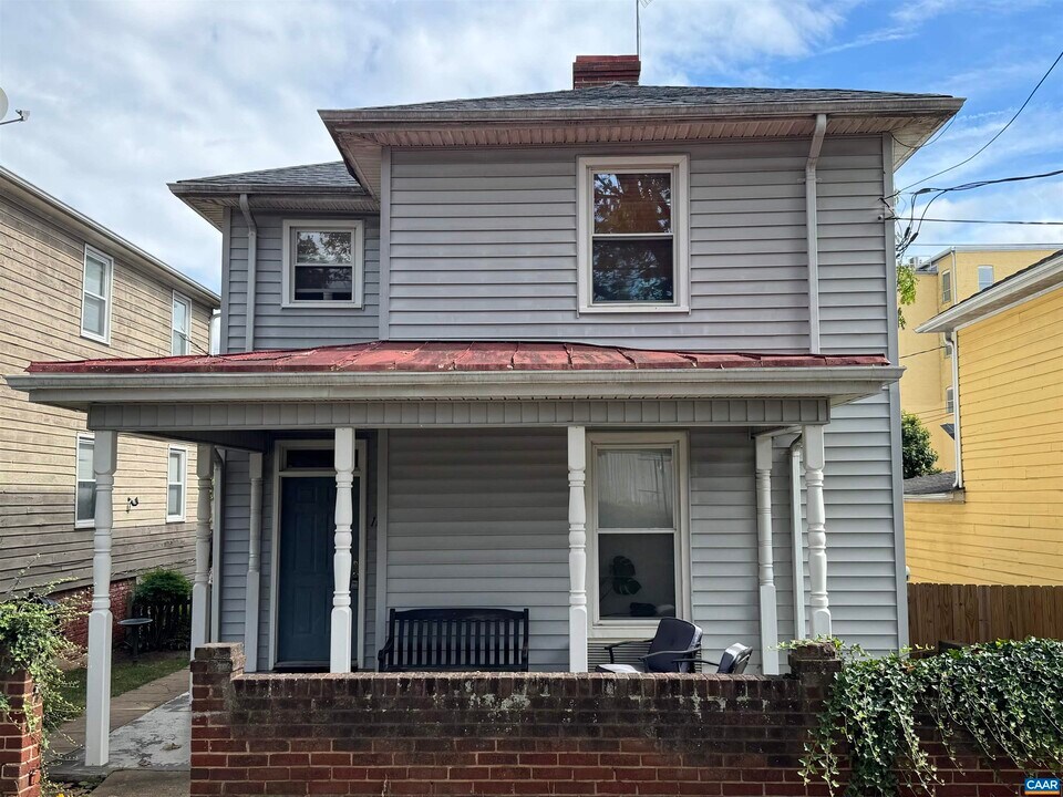 110 7th St NW in Charlottesville, VA - Foto de edificio