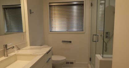 6343 SE Thorburn St in Portland, OR - Building Photo - Building Photo