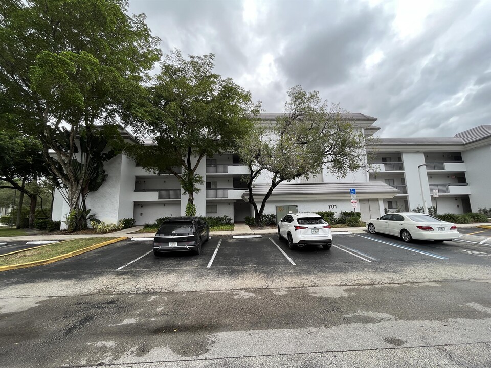 701 N Pine Island Rd in Plantation, FL - Building Photo