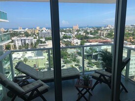 1000 West Ave, Unit 1431 in Miami Beach, FL - Building Photo