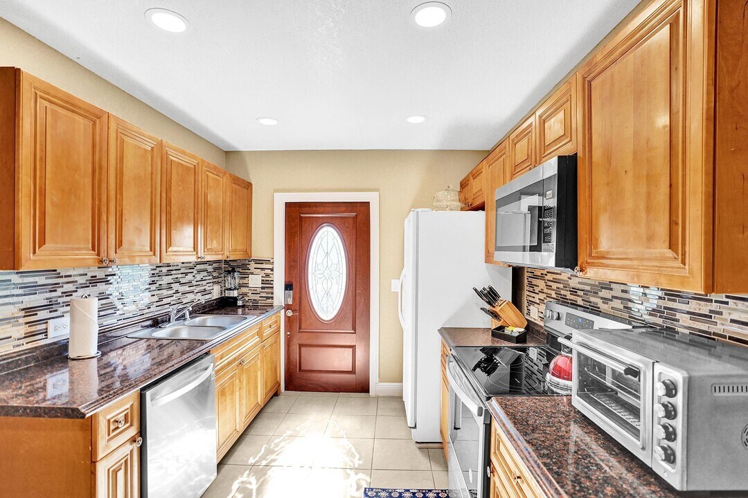 2349 Seminole Blvd in West Palm Beach, FL - Building Photo