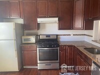 408 Woodbridge Commons Way in Iselin, NJ - Building Photo - Building Photo