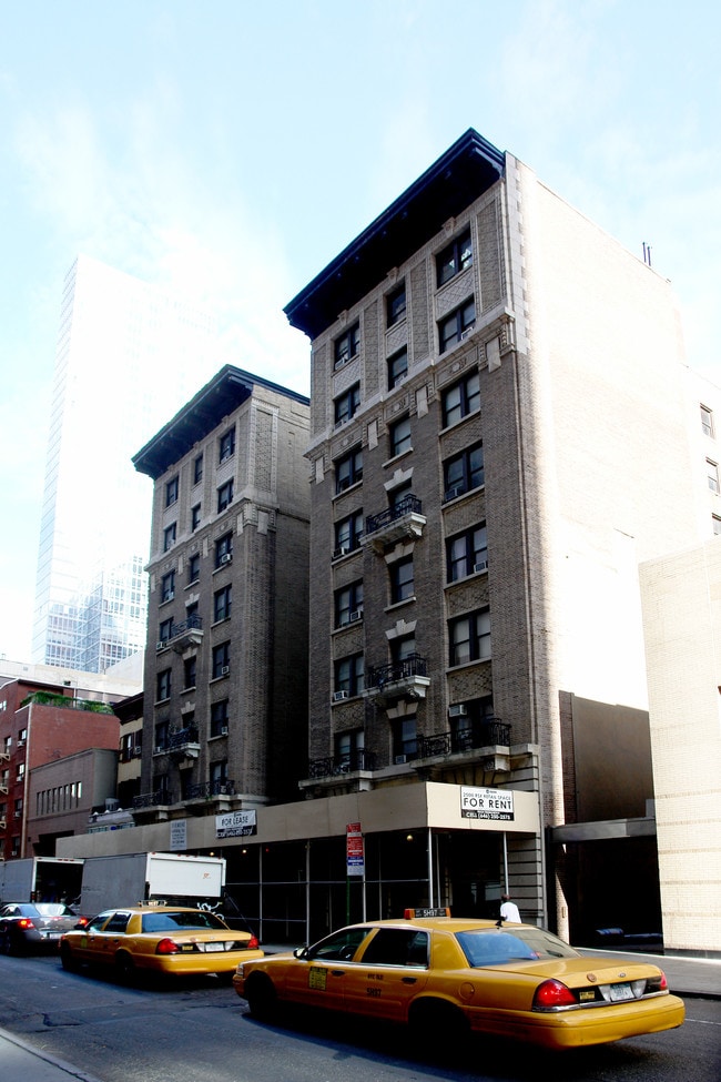 245 West 51st Street in New York, NY - Foto de edificio - Building Photo