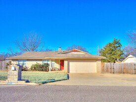 921 Harrison St in Harrah, OK - Building Photo