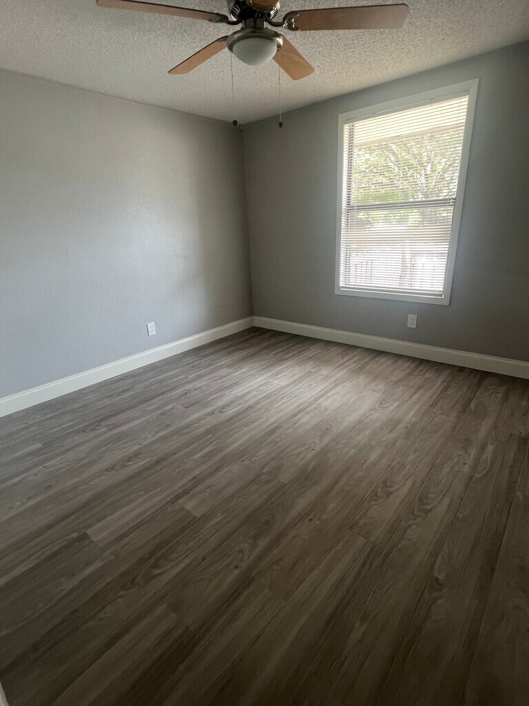 Oak Gardens Apartments in Hollywood, FL