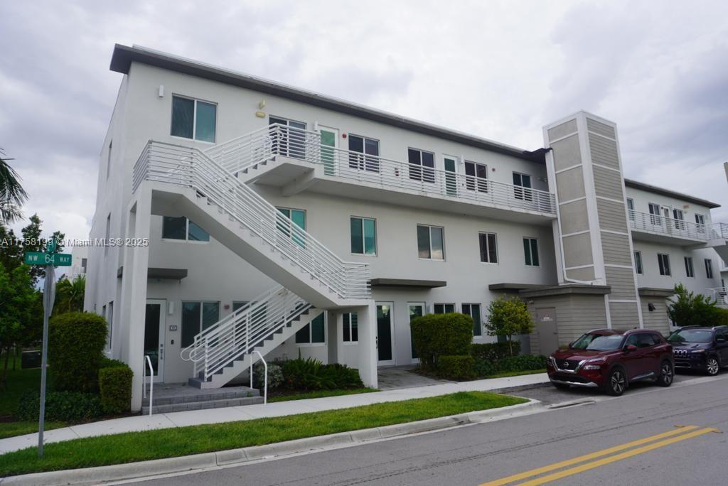 10222 NW 64th Way in Doral, FL - Foto de edificio