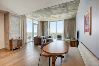 48 East Ave in Austin, TX - Foto de edificio - Building Photo