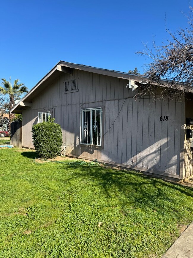 618 Mayor Ave in Fresno, CA - Foto de edificio - Building Photo